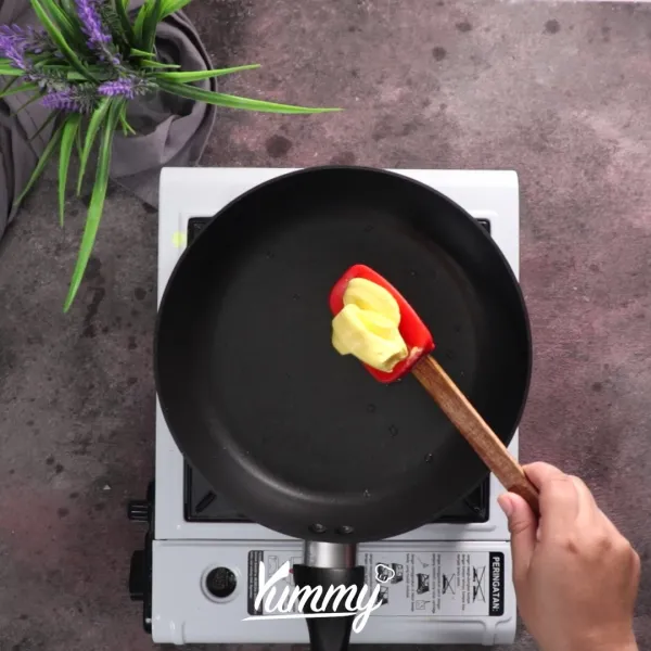 Panaskan margarin, masukkan bawang putih, masukkan daun kari, sosis dan cabai.