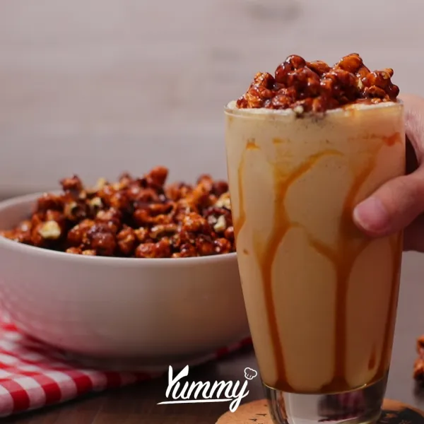 Sajikan salted caramel popcorn beserta milkshake sebagai pendamping movie time kalian.