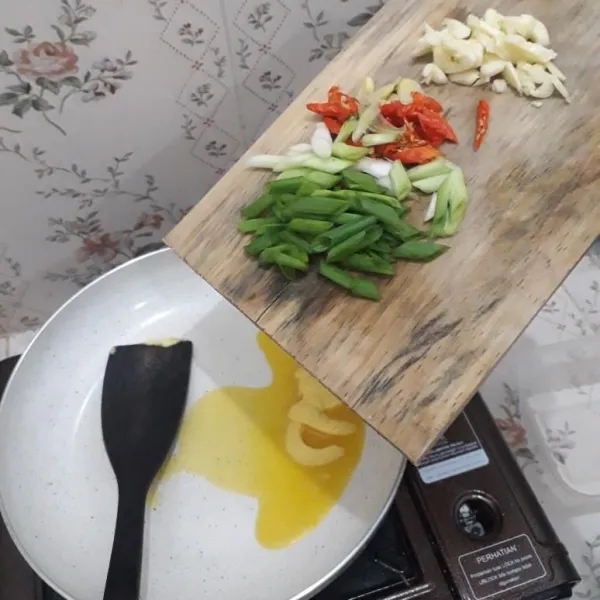 Panaskan mentega, tumis bawang putih, cabe, jahe, dan bawang pre.