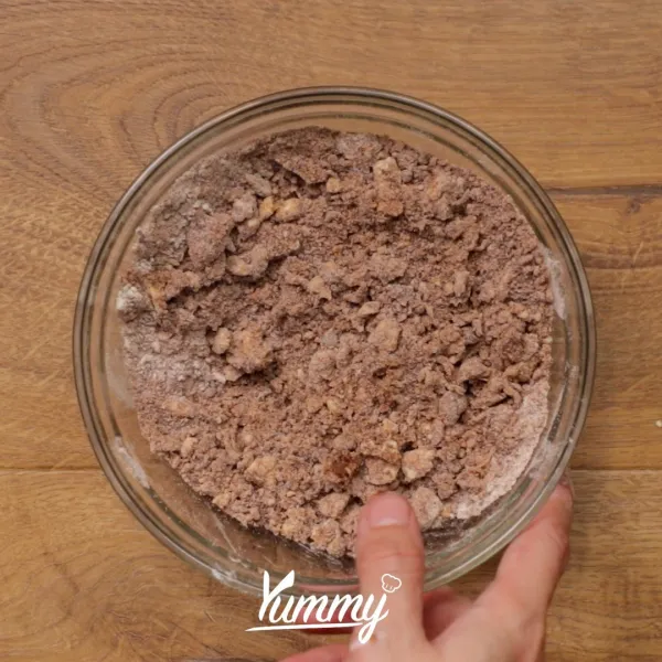 Crumble: campurkan tepung terigu, brown sugar, bubuk cinnamon, dan mentega tawar, aduk dengan menggunakan garpu atau tangan hingga membentuk adonan berpasir. Sisihkan.