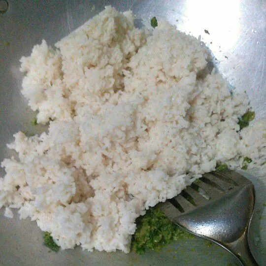 Masukkan nasi, garam, dan kaldu bubuk kemudian aduk merata.