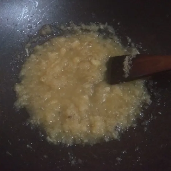 Aduk terus selai nanas agar tidak gosong.