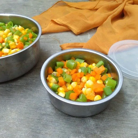 Mix vegetable siap untuk di kemas dalam wadah kedap udara, lalu di simpan di dalam freezer.