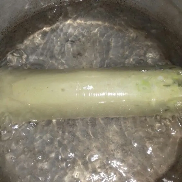 Rebus adonan pempek, setelah mengeras, angkat dan dinginkan.