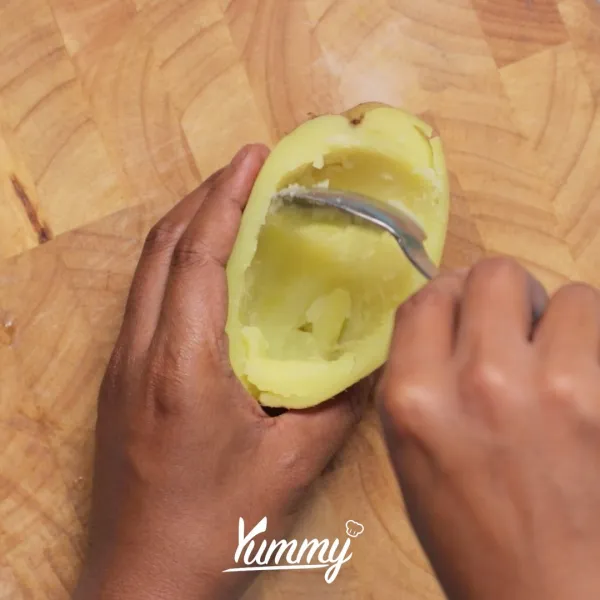 Siapkan mangkuk lalu tuangkan daging kentang dan haluskan. Setelah halus tambahkan cooking cream, bawang putih bubuk, garam, lada, keju bubuk dan parsley cincang aduk hingga tercampur rata.