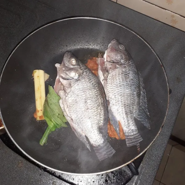 Masukkan ikan nila.