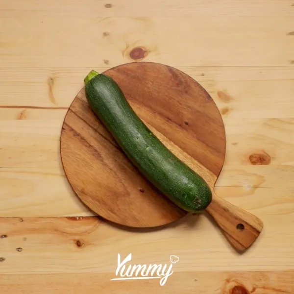 Potong zucchini berbentuk kotak memanjang lalu tambahkan garam dan lada. Aduk hingga tercampur rata lalu sisihkan.