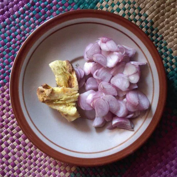 Iris-iris bawang merah dan geprek lengkuas.