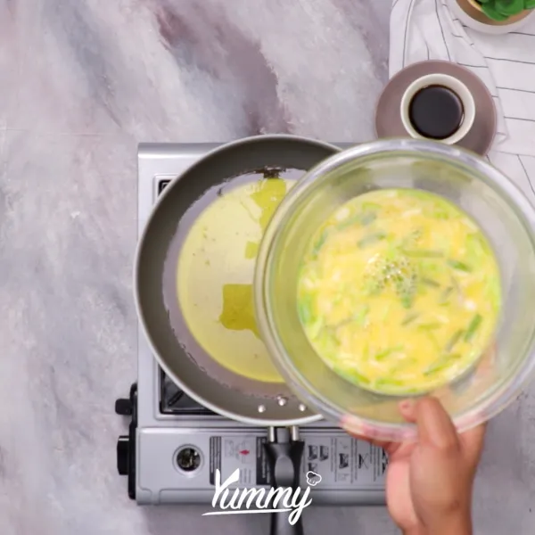 Panaskan minyak lalu goreng telur dengan minyak panas hingga matang. Setelah matang angkat dan tiriskan di atas tissue dapur.