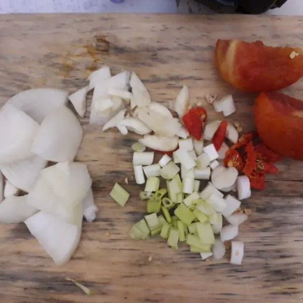 Siapkan alat dan bahan. Bersihkan udang dan buang kotorannya, cincang cabe, tomat, bawang bombay, bawang putih, daun bawang, dan tomat