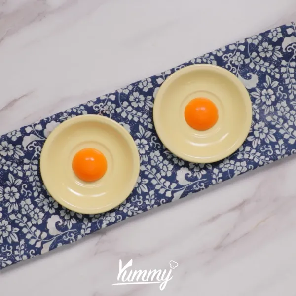 Siapkan lepek atau piring kecil lalu tambahkan jelly orange ditengahnya. Setelah itu tuangkan jelly putih ke dalam bagian lepek.