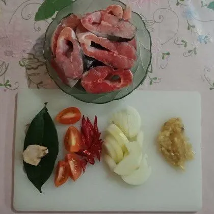 Siapkan bahan-bahan yang akan dimasak.