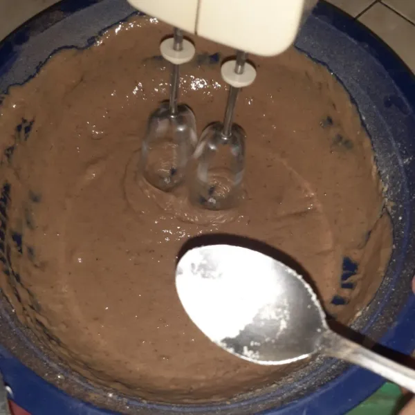 Tambahkan soda powder, aduk rata.