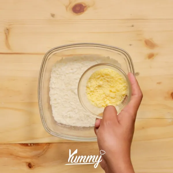 Campurkan tepung roti dan parmesan dalam satu wadah lalu aduk hingga tercampur rata.