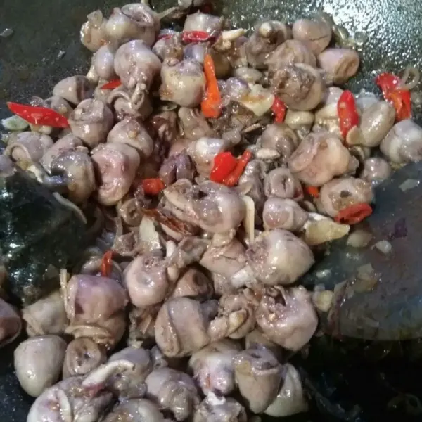 Setelah harum masukkan jantung ayam, aduk kembali hingga berubah warna.