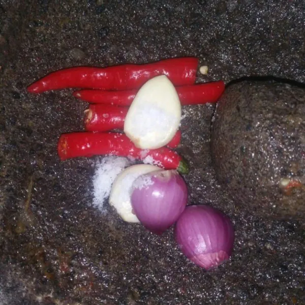 Haluskan bawang merah, bawang putih, cabe merah, dan garam. Haluskan sampai halus.