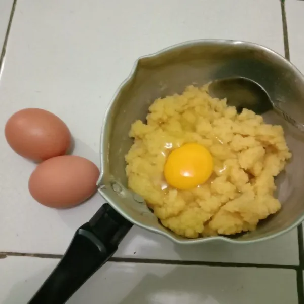 Masukkan telur satu persatu sambil diaduk hingga rata.
