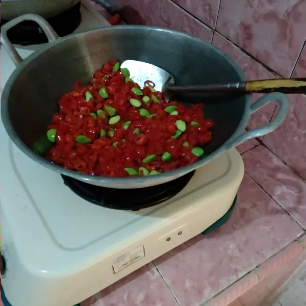 Cabai merah dan petai digoreng.