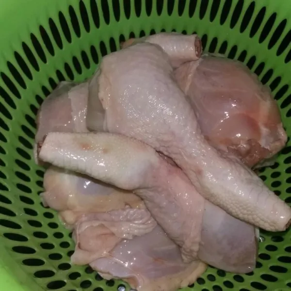 Siapkan ayam, cuci bersih lalu tiriskan.