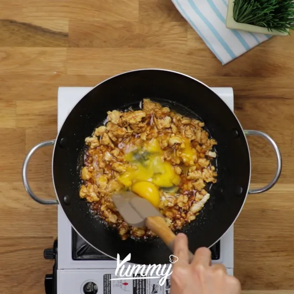 Masukkan telur, aduk rata. Kemudian tambahkan sosis, jamur enoki, wortel, dan sawi putih. Aduk rata, masak hingga sayur ½ layu.