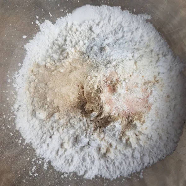 Campur rata tepung tapioka, tepung terigu, garam, baking powder, bubuk bawang putih, dan merica bubuk.
