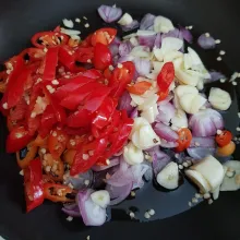 Rajang bawang merah, bawang putih, cabai rawit, dan cabai merah besar kemudian tumis hingga layu.
