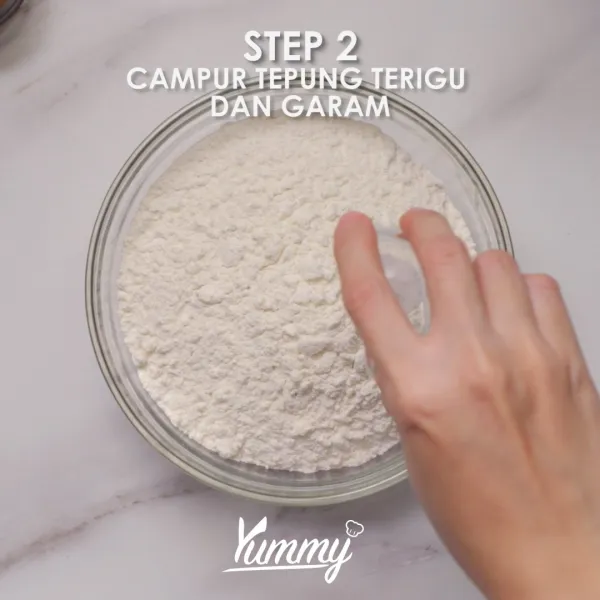 Campurkan garam, tepung terigu, baking soda, dan baking powder pada mangkuk terpisah, aduk rata. Kemudian campurkan pada adonan basah, dan tambahkan parutan zucchini, aduk hingga tercampur rata.