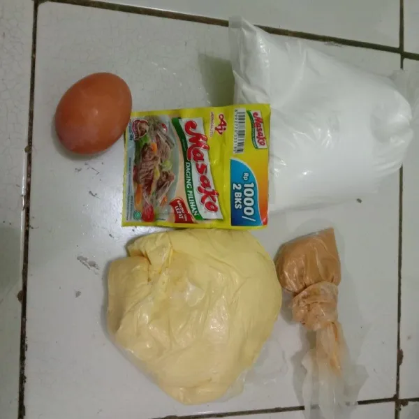 Siapkan mentega telur selai kacang tepung tapioka dan kaldu bubuk.