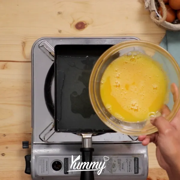 Siapkan minyak panas lalu goreng telur kocok dengan teflon hingga matang.
