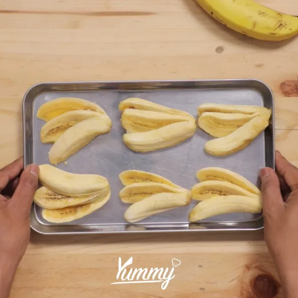 Siapkan pisang lalu kupas dan iris berbentuk kipas. Setelah itu sisihkan.