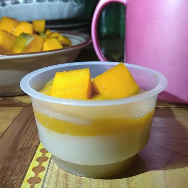 Beri mangga yang sudah di blender tadi, lalu beri potongan mangga diatasnya.