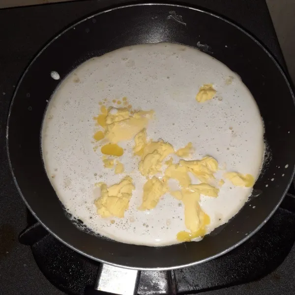 Panaskan teflon, masukkan adonan tadi, tambahkan mentega. Aduk dan tunggu hingga adonan kering.
