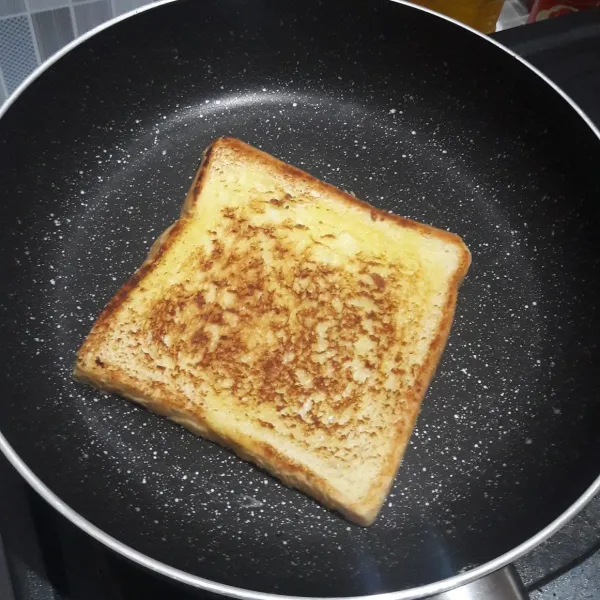 Olesi kedua sisi roti dengan butter, kemudian panggang diatas wajan teflon atau menggunakan bread toaster. Angkat sisihkan terlebih dahulu.