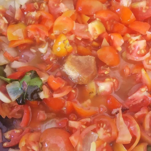 Masukkan tomat dan gula merah, biarkan hingga tomat layu dan gula merahnya larut.