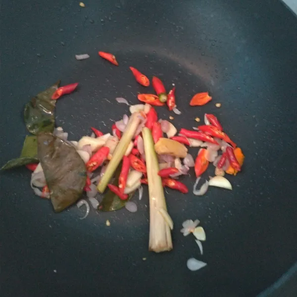 Tumis semua bumbu yang sudah disiapkan, kecuali jeruk nipis, tumis bumbu sampai wangi.