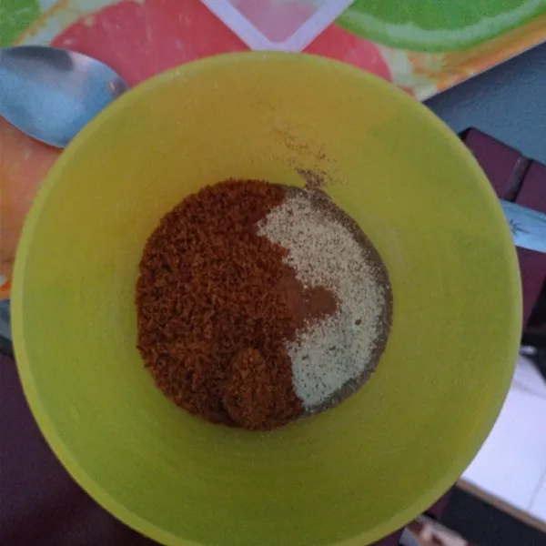 Buat 1 sachet kopi instan ditambah palm sugar, beri sedikit air panas aduk sampai rata.
