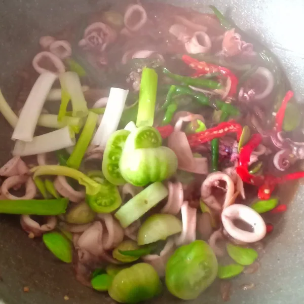 Masukkan tomat hijau dan daun bawang, masak sampai kuah menyusut. Cumi saos tiram sudah bisa dihidangkan.