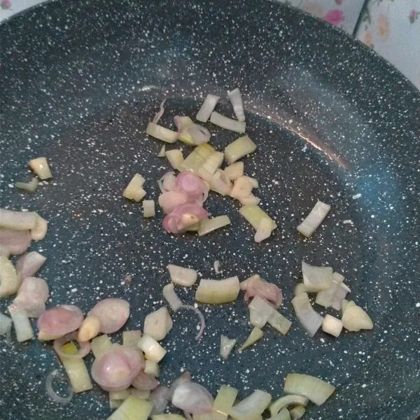 Tumis bawang sampai wangi.