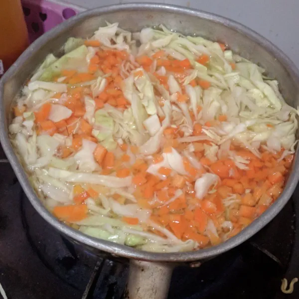 Rebus sebentar, agar tidak terlalu keras wortel dan kol nya.