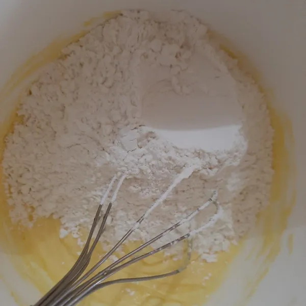 Masukkan tepung terigu dan susu bubuk.