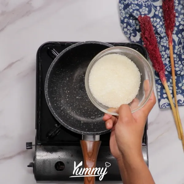 Campurkan jelly bubuk dan gula dalam panci lalu aduk dengan spatula hingga tercampur. Setelah itu tambahkan susu dan masak hingga mendidih lalu angkat dan biarkan hangat.