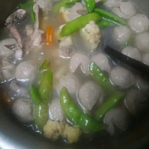 Masukkan kapri dan kembang kol, masak hingga semua sayuran matang, masukkan daun seledri aduk rata kemudian koreksi rasa dan sop siap dihidangkan.