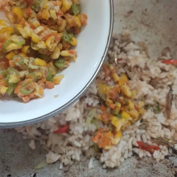 Terakhir masukan mix sayur, aduk kembali hingga nasi, dan sayur tercampur rata. Sajikan saat matang.