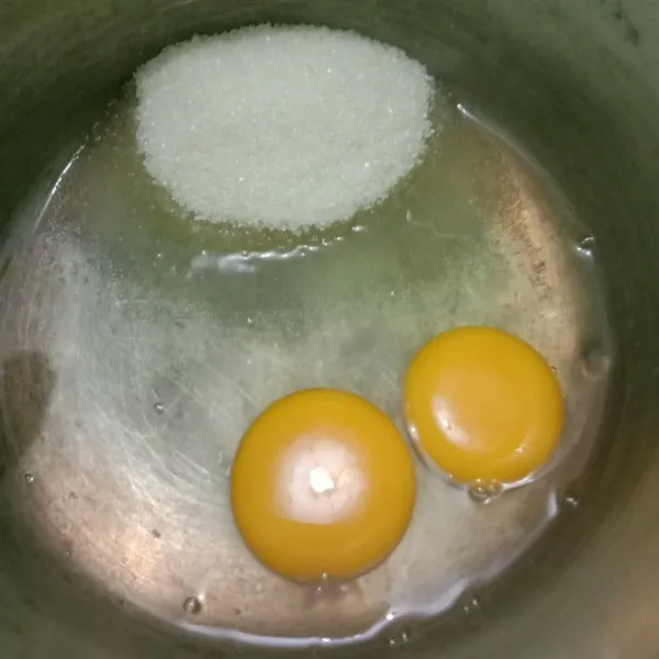 Kocok gula dan telur hingga gula larut.