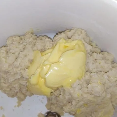 Masukkan margarin / butter, uleni hingga kalis elastis kurang lebih 15-20 menit. Jika menggunakan butter tambahkan sejumput garam.