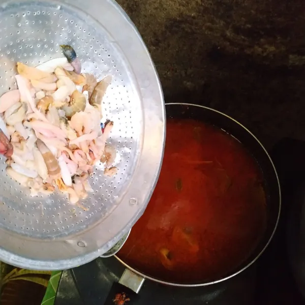 Setelah itu, tambahkan air secukupnya lalu masukkan udang aduk sebentar dan tambahkan asam jawa dan perasan jeruk nipis.
