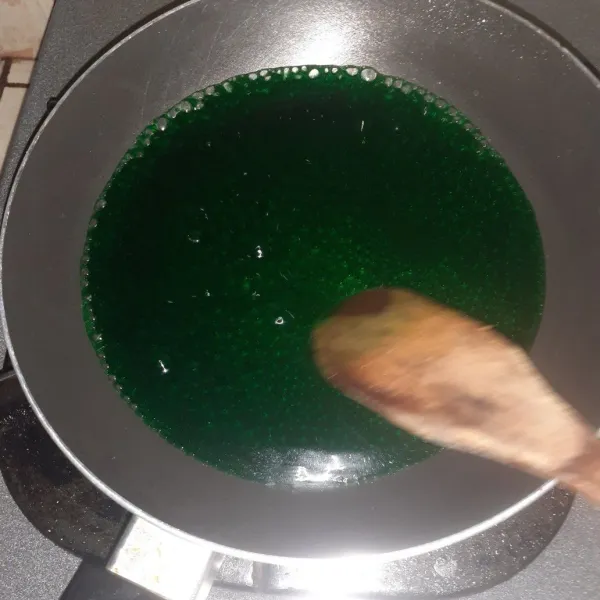 Panci pertama, masukkan pewarna hijau. Aduk dan tunggu hingga mendidih.