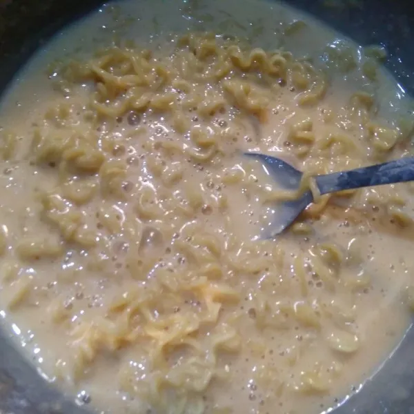 Aduk hingga rata dan diamkan selama 10 menit.