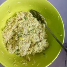 Campur seluruh adonan dan kepalkan dengan jari.