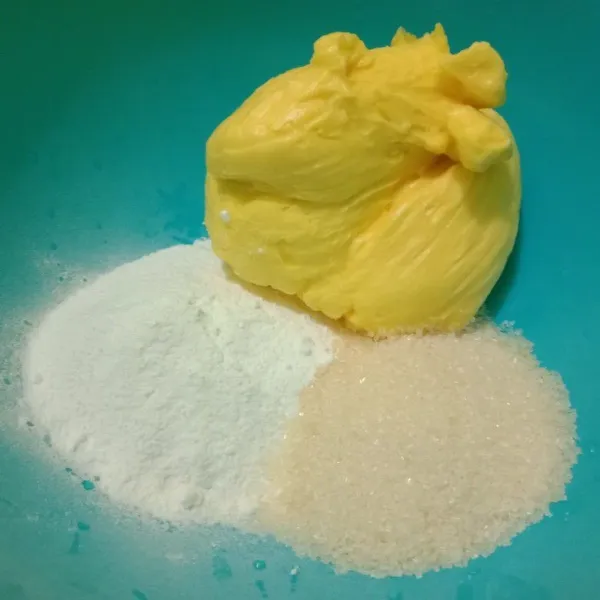 Siapkan margarin gula halus dan gula pasir kocok selama 3 menit sampai terasa creamy.